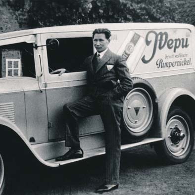Historisches Foto: der 20er Jahre WEPU Auslieferungsfahrzeug mit Inhaber