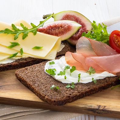 Vollkornbrotscheiben unterschiedlich angerichtet