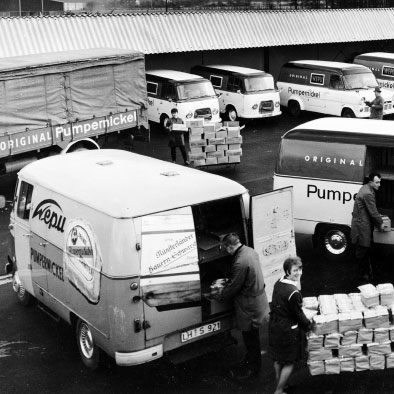 Historisches Foto: der 60er Jahre Be- und Entladevorgang von Fahrzeugen