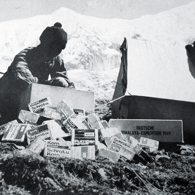 Historisches Foto: 1969 WEPU-Brot auf dem Mount Everest